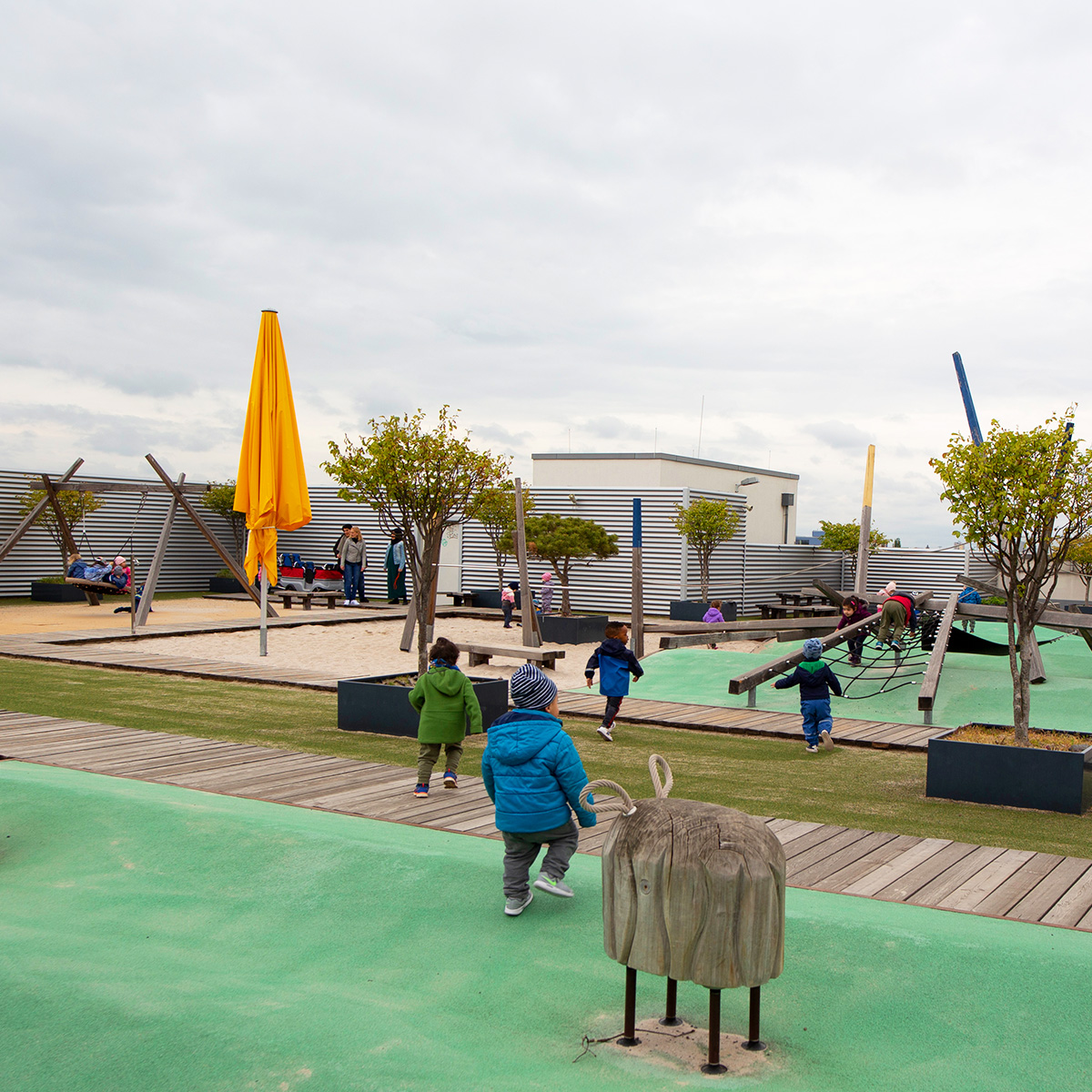 Auf dem Dach der Spandau Acarden haben wir einen großen Außenbereich mit tollen Spielgeräten.